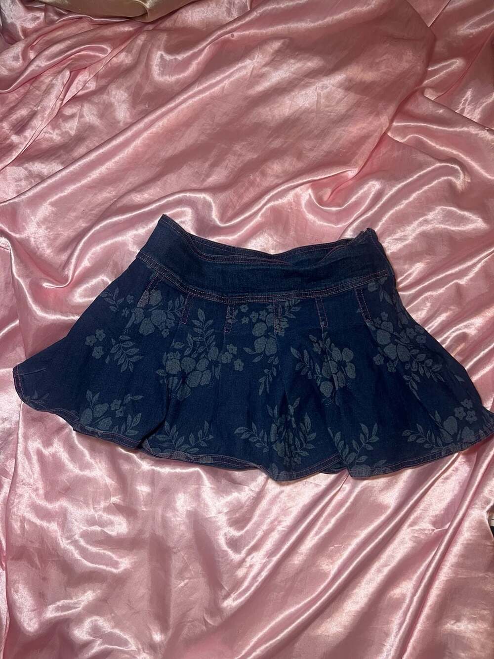 dELiA’s Floral Print Denim Pleated Mini Skirt Dark Wash & Blue Details